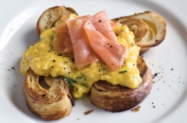 Scrambled eggs and smoked salmon croissants | Яичница-болтунья с копченым лососем на круассанах